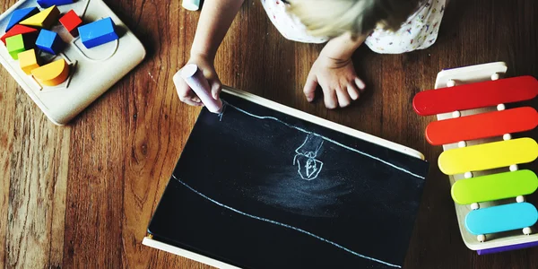 Meisje op blackboard tekening — Stockfoto