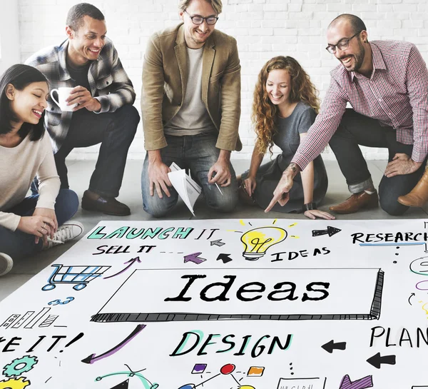 Diseñadores trabajando con póster e ideas — Foto de Stock