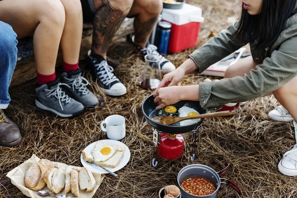 Melhores amigos cozinhar ao ar livre — Fotografia de Stock