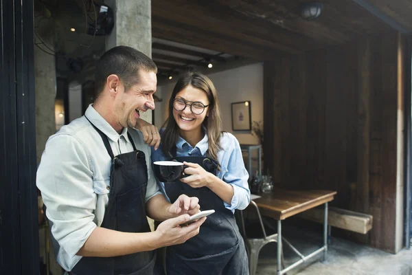 Baristas sonrientes en la cafetería —  Fotos de Stock