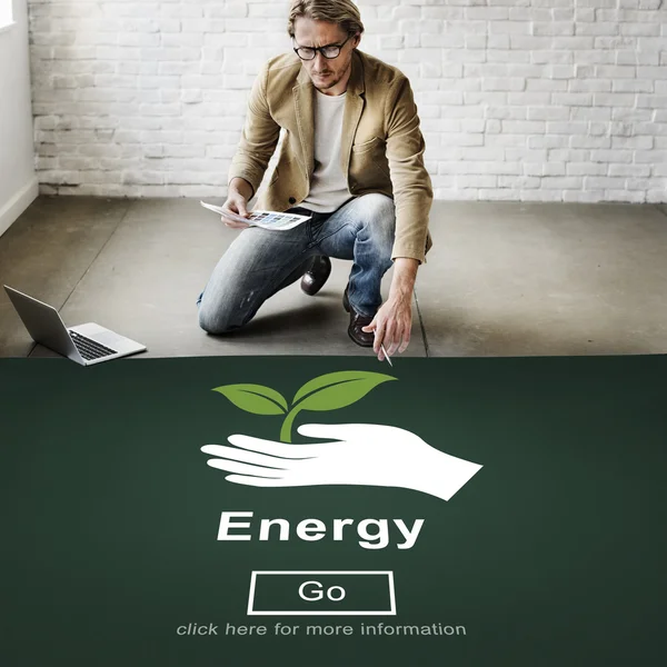 Empresario trabajando con energía — Foto de Stock