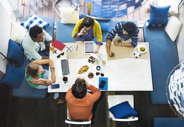 Grupo de estudiantes haciendo una lluvia de ideas juntos — Foto de Stock