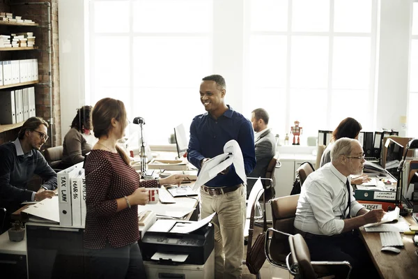 Geschäftsleute im Büro — Stockfoto