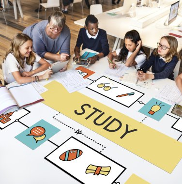 öğretmen okulda öğrenciler ile