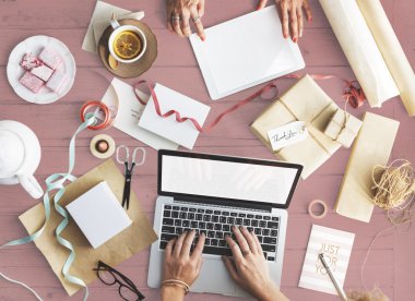 kadın masada aygıtları kullanarak.