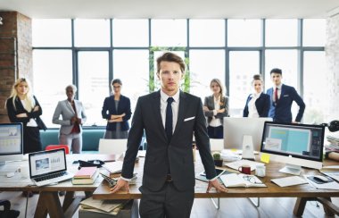 Ekip çalışması beyaz yakalı işçiler