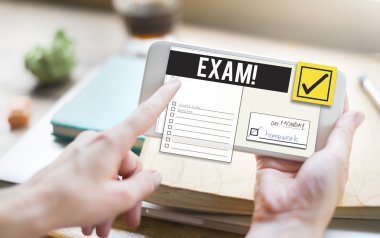 Eller akıllı telefonu tutuyor.