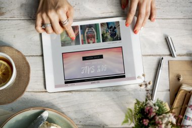 İnternetten alışveriş yapan kadın.