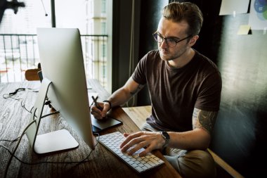 bilgisayarda çalışan adam