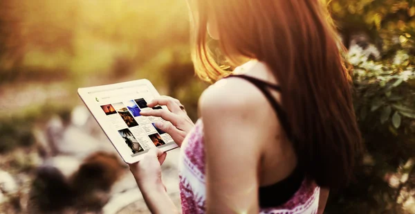 Mädchen mit digitalem Tablet — Stockfoto