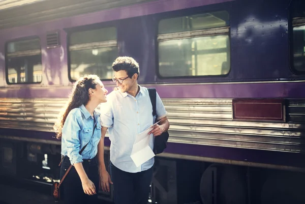 Casal na estação ferroviária — Fotografia de Stock