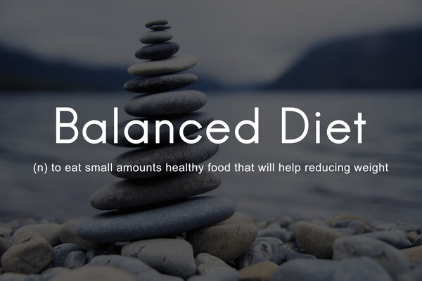 Камешки рядом с туманным озером
