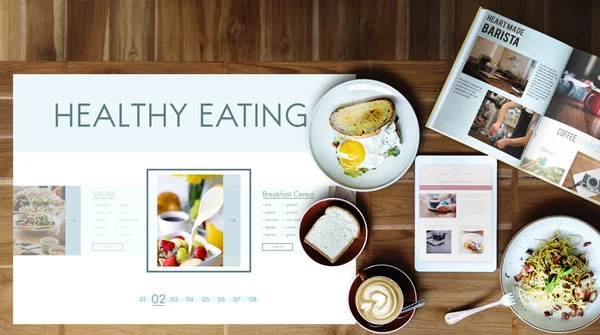 Lekker eten op houten tafel — Stockfoto