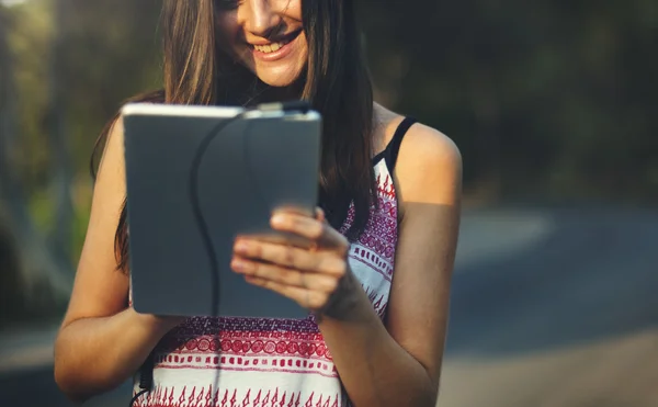 Menina usando tablet digital — Fotografia de Stock