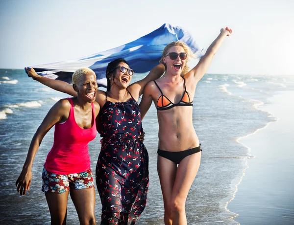 Vänner på sommaren beach — Stockfoto