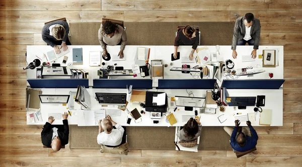 Mensen uit het bedrijfsleven in kantoor tijdens bijeenkomst — Stockfoto