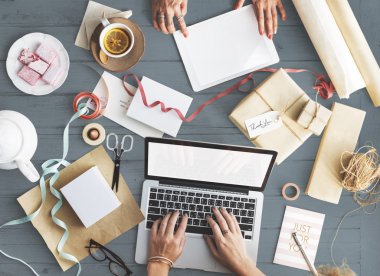 kadın masada aygıtları kullanarak.