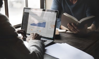 dizüstü bilgisayarda yazarak iş kişi