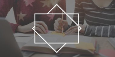 Birlikte kitap okuyan kadın