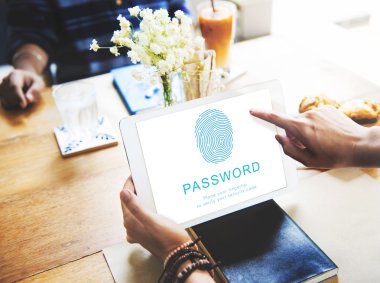 kişi dijital tablet tarama Cafe