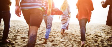 Kumsalda yürüyen arkadaşlar