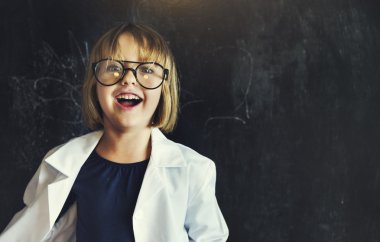 Blackboard yakınındaki sevimli kız