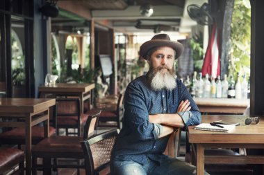 Cafe defter ile oturma adam