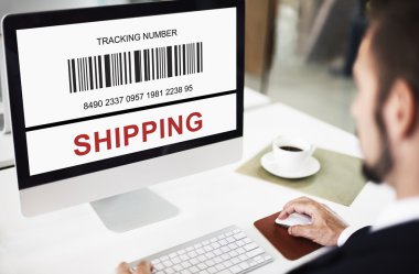 Bilgisayarda çalışan iş adamı