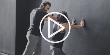 Sportif çift egzersizleri yapıyor