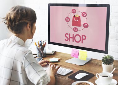 Bilgisayar Kullanan Kadın