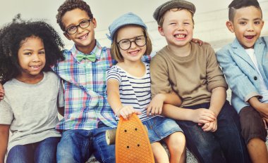 Çocuklar gülüyor ve eğlenin