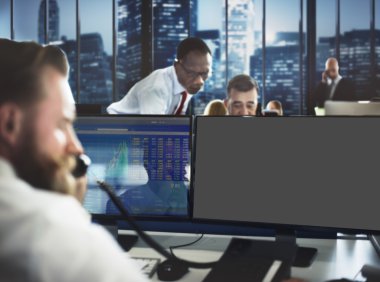 iş insanlar çalışma ve boş monitörler