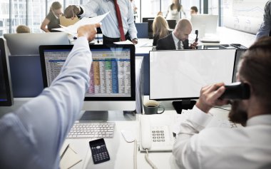 iş insanlar çalışma ve boş monitörler