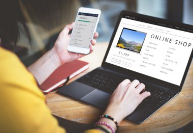 Ofiste laptop kullanan bir kadın
