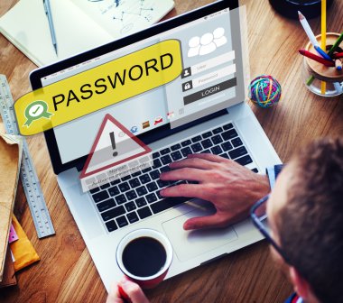 İşadamı laptop şifre kavramı ile kullanma 