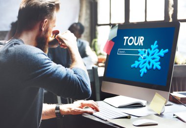 bilgisayarda çalışan adam 