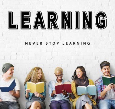 bir grup insan kitap okuma