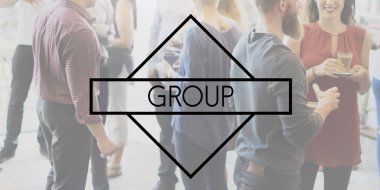 Partide konuşan insanlar