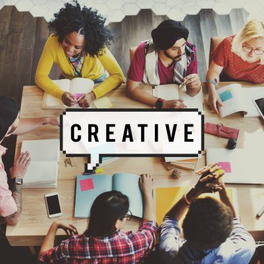 Üniversite öğrencileri birlikte beyin fırtınası