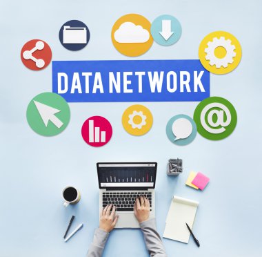 laptop ile çalışan kişi 