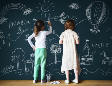 Yazı tahtası üzerinde çizim kızlar
