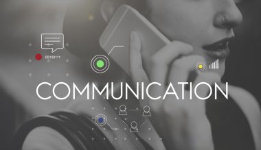 Cep telefonuyla konuşan kız.