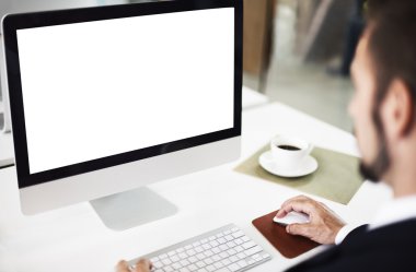 Bilgisayarda çalışan iş adamı