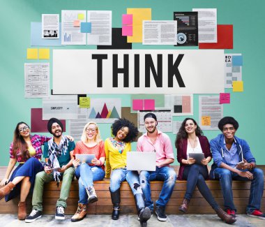 Neşeli insanlar dijital cihazlar kullanarak