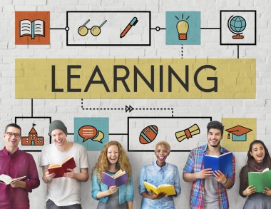 bir grup insan kitap okuma 