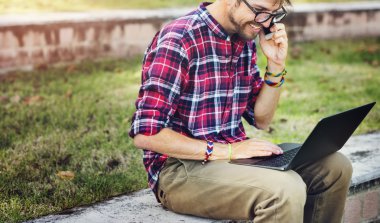 Park içinde laptop ile çalışan adam