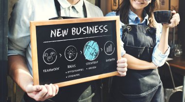 Garson blackboard tutan kafe yakınındaki