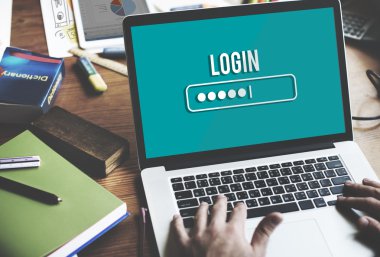 Laptop klavyesinde yazan kişi 