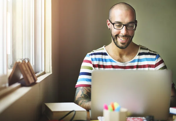 Mann arbeitet mit Laptop! — Stockfoto