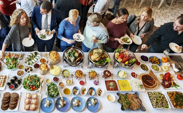 Diversiteit mensen eten van de receptie — Stockfoto